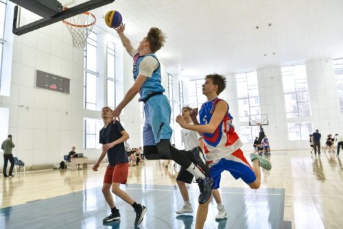 Лучшие баскетболисты Балашихинской школьной лиги сыграли на обновлённом стадионе «Труд» — Спорт в Москве