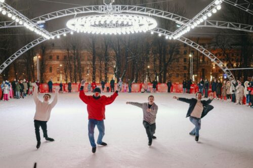 Зимний праздник жизни прошел на атмосферном катке в Саду «Эрмитаж» — Спорт в Москве