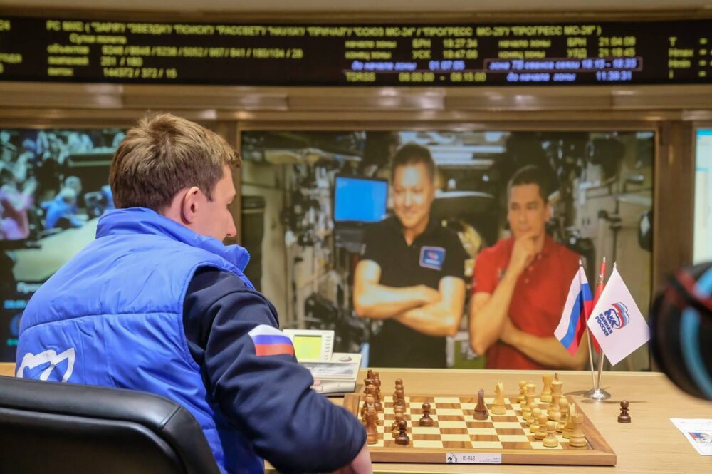 Сергей Карякин в Королёве сыграл шахматную партию с космонавтом на борту МКС