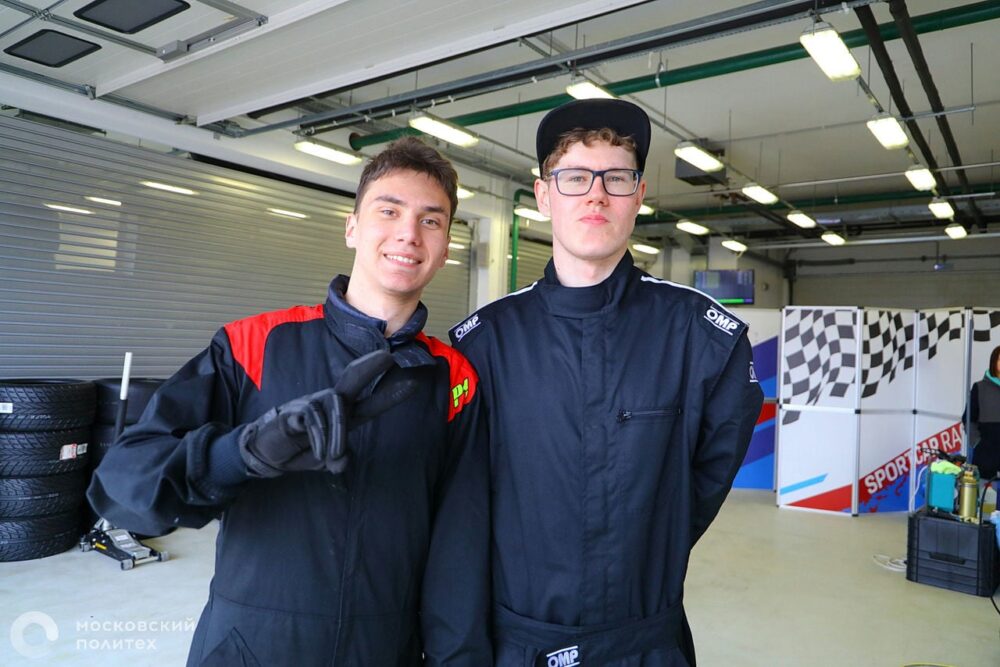 Студенты Московского Политеха приняли участие в подготовке гоночных автомобилей Porsche для чемпионата СБЕР Первый GT Cup 2024 в составе команды Sportcar Racing Team
