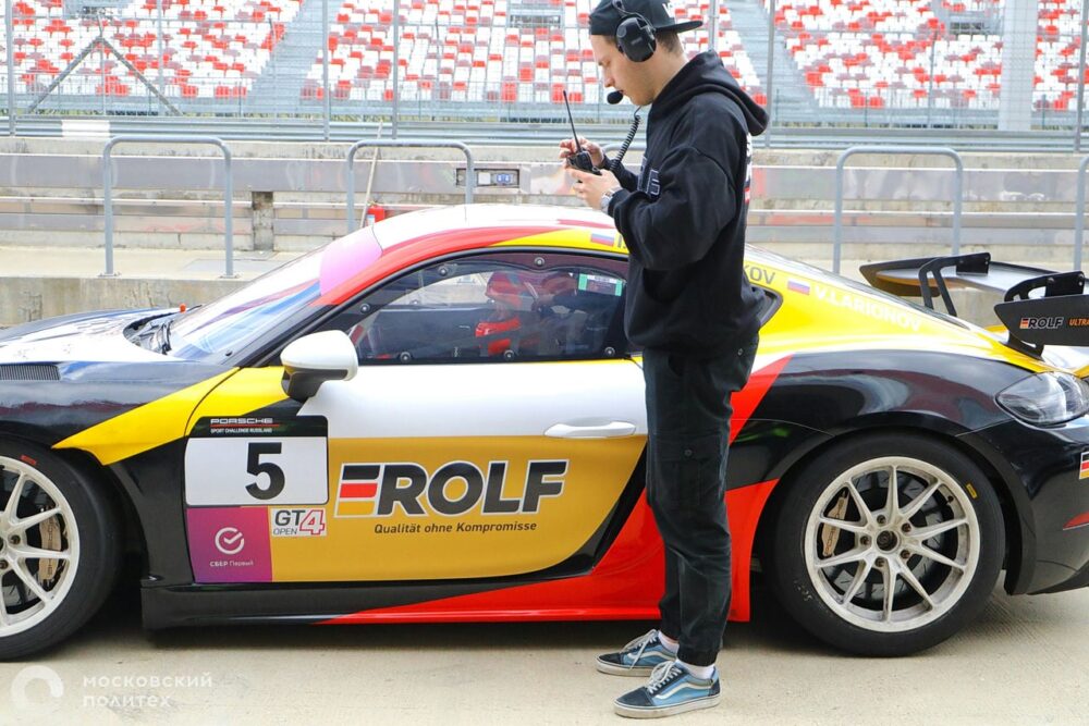 Студенты Московского Политеха приняли участие в подготовке гоночных автомобилей Porsche для чемпионата СБЕР Первый GT Cup 2024 в составе команды Sportcar Racing Team