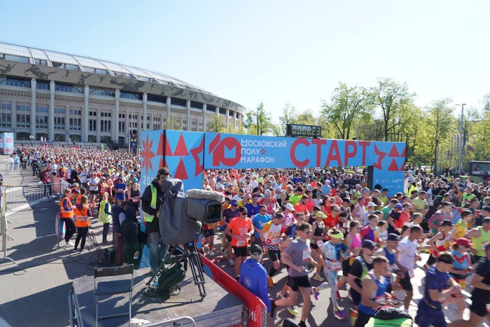 Время достижений: в Мсковском полумарафоне участие приняло около 20 000 человек — Спорт в Москве
