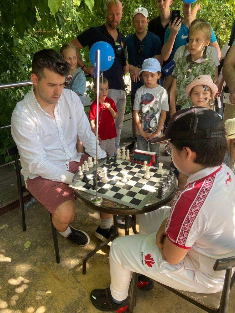 Ведущий гроссмейстер России Ян Непомнящий принял участие в шахматном фестивале в День защиты детей