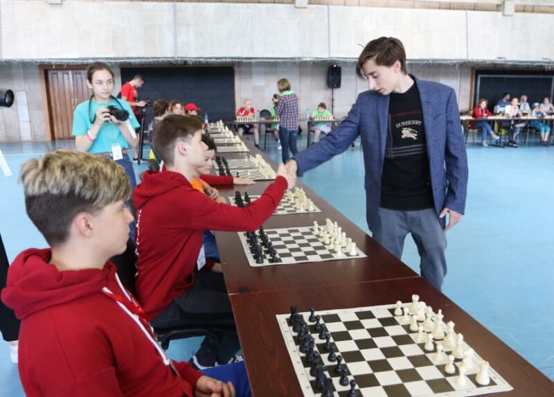 Гроссмейстер Даниил Дубов проведет сеанс одновременной игры в шахматы для маленьких пациентов — Спорт в Москве
