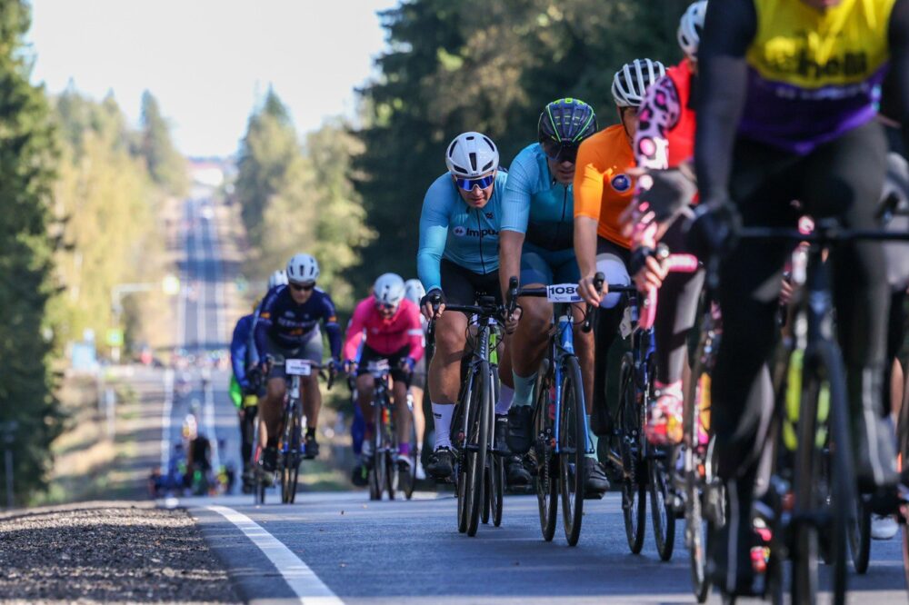 На старт финального велозаезда сезона Gran Fondo в Рузе вышли более 1000 участников — Спорт в Москве