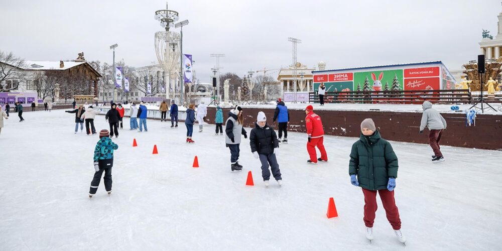Каток ВДНХ в этом сезоне снова стал центром зимнего отдыха — Мэр Москвы — Спорт в Москве