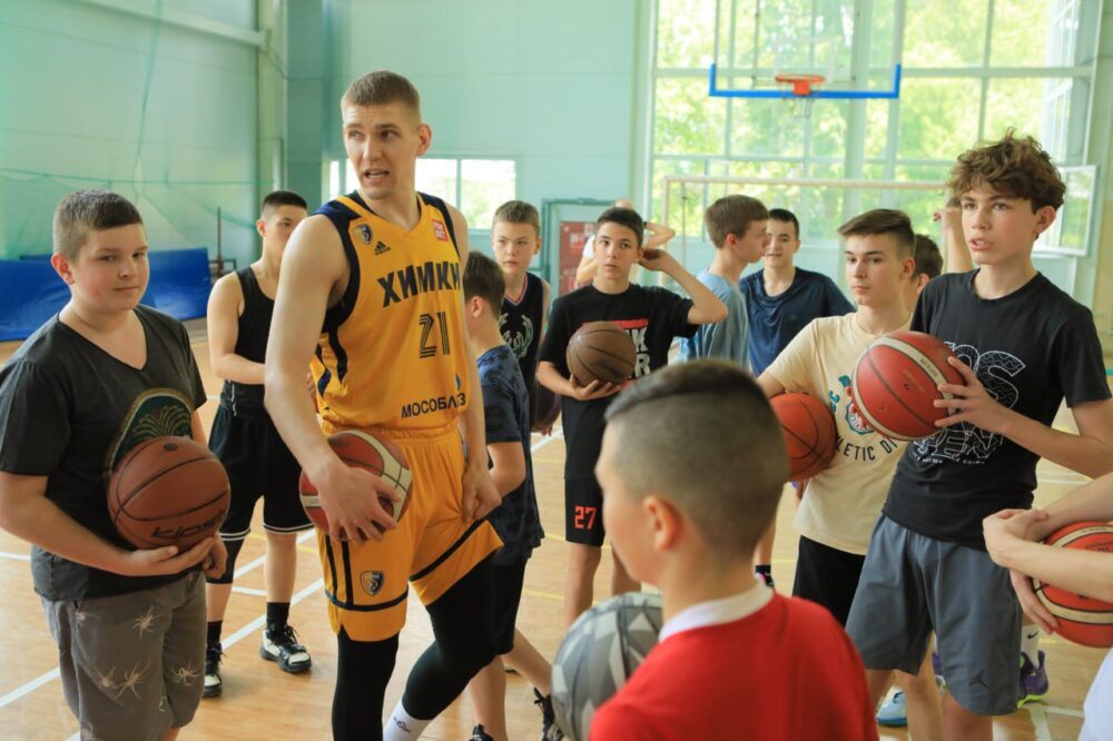 Форвард баскетбольного клуба «Химки» Кирилл Попов провел мастер-класс для участников Школьной лиги в Королёве — Спорт в Москве