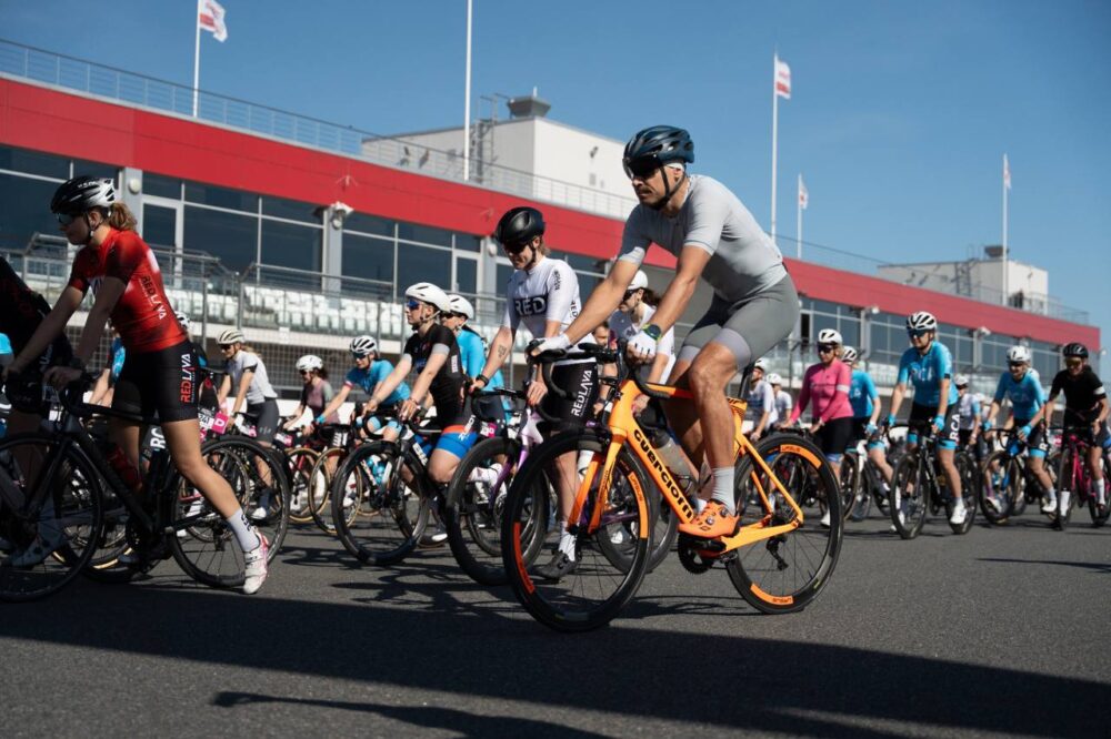 Более 2000 человек вышли на первый старт сезона серии Gran Fondo Russia-2025 в Волоколамске — Спорт в Москве