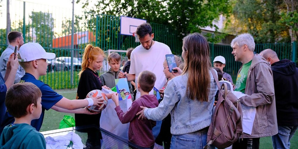 Юные таланты провели тренировку с известными медиафутболистами в Москве — Спорт в Москве