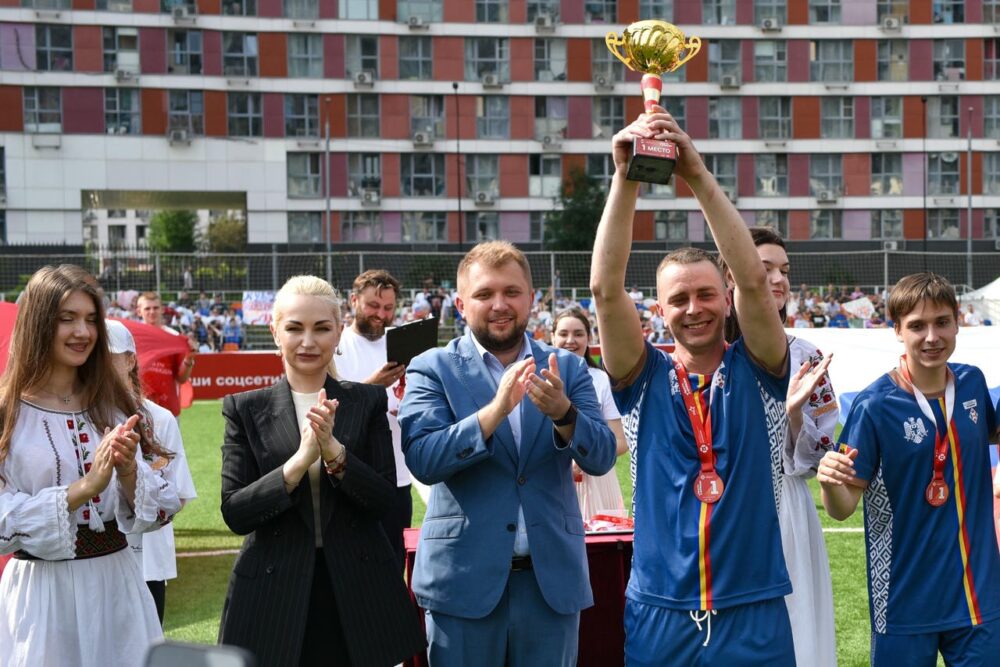 Легенды российского и молдавского футбола провели «Матч Победы» в Мытищах — Спорт в Москве