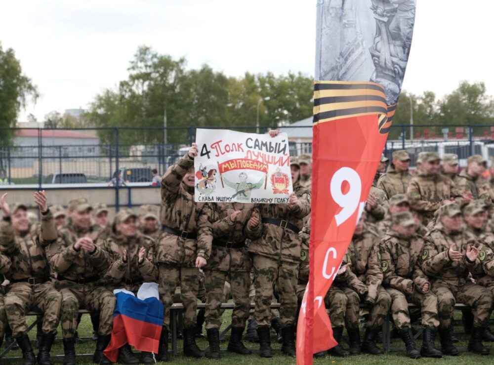 Легенды российского футбола провели матч с военнослужащими дивизии им. Дзержинского в честь 78-летия Великой Победы