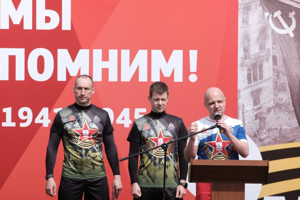 Легенды российского футбола провели матч с военнослужащими дивизии им. Дзержинского в честь 78-летия Великой Победы