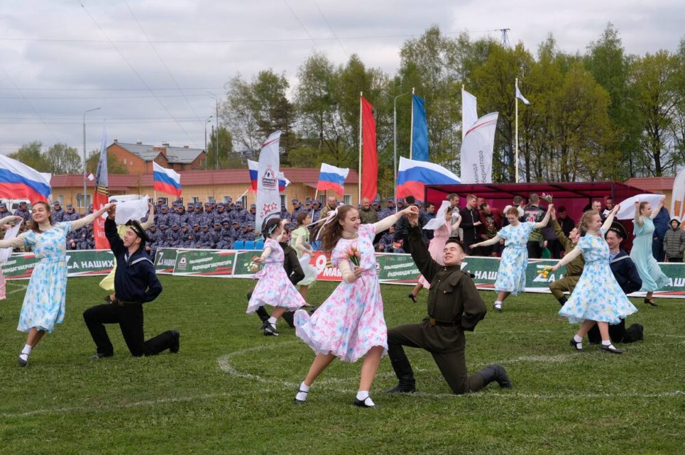 Легенды российского футбола провели матч с военнослужащими дивизии им. Дзержинского в честь 78-летия Великой Победы
