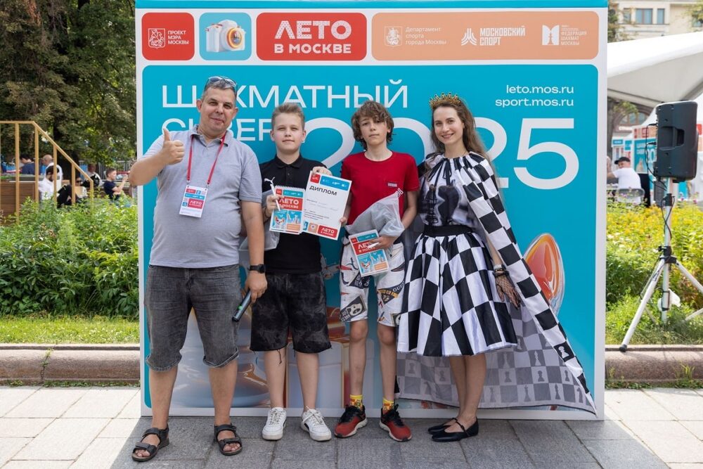 Турниры и сеансы в «Шахматном сквере» проходят каждые выходные, несмотря на ненастную погоду — Спорт в Москве