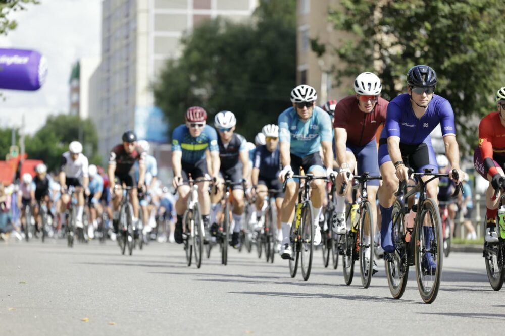 1000 участников вышли на старт велогонки Cyclingrace в Рузе — Спорт в Москве