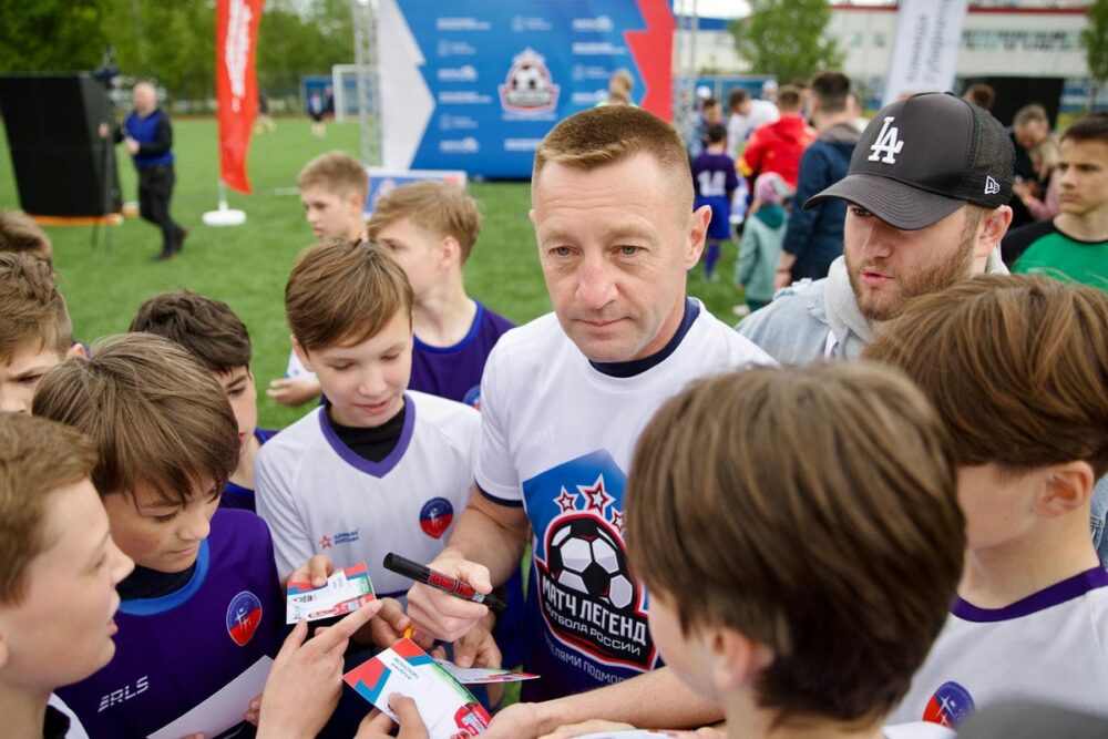 Легенды футбола побеждают в первой игре летнего сезона проекта «Выходи во двор» в Краснознаменске