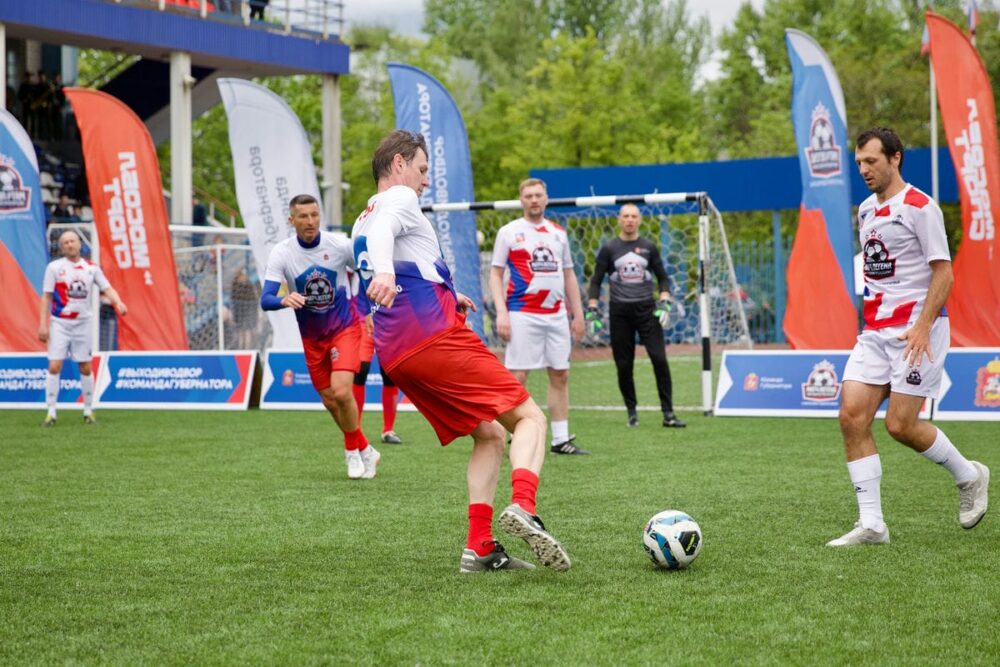 Легенды футбола побеждают в первой игре летнего сезона проекта «Выходи во двор» в Краснознаменске