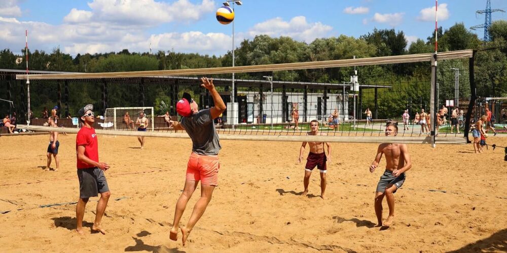 Москвичей научат играть в волейбол тренеры проекта «Мой спортивный район» — Спорт в Москве