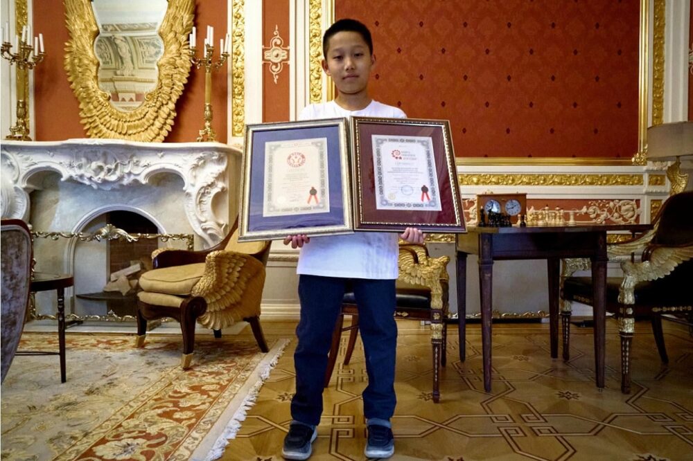 Роман Шогджиев получил сертификаты сразу двух книг о рекордах — Спорт в Москве