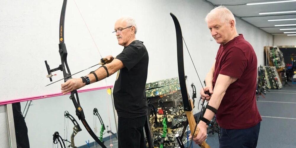 Стрельба из лука и командные виды спорта стали фаворитами мужчин — участников «Московского долголетия» — Спорт в Москве
