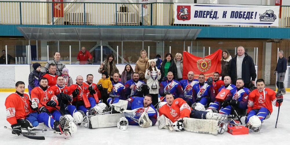 Две московские команды вошли в тройку лидеров турнира по следж-хоккею — Спорт в Москве