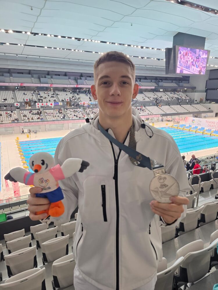 Подмосковный пловец завоевал «серебро» на летних Сурдлимпийских играх в Токио — Спорт в Москве