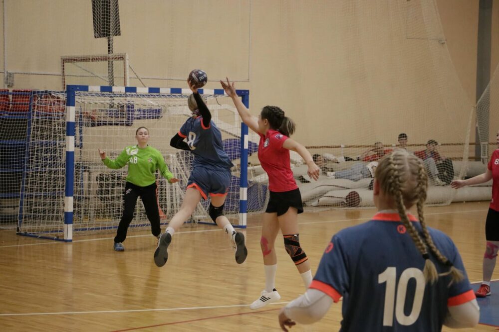 15 подмосковных команд заняли места на пьедестале турнира по гандболу «Герои города» — Спорт в Москве