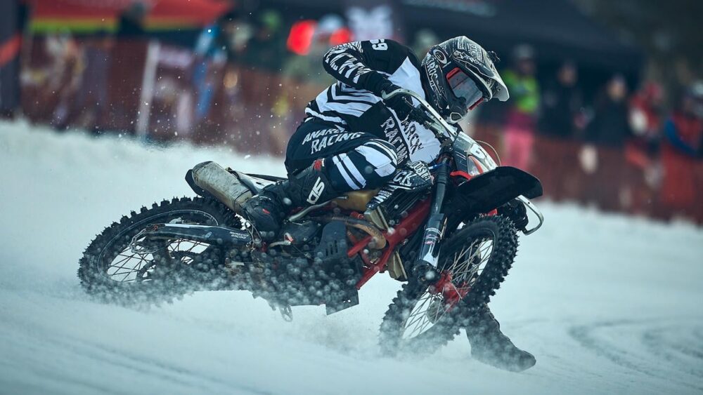 Шипы и лёд: в Москве стартует новый сезон мотокросса на льду — Спорт в Москве