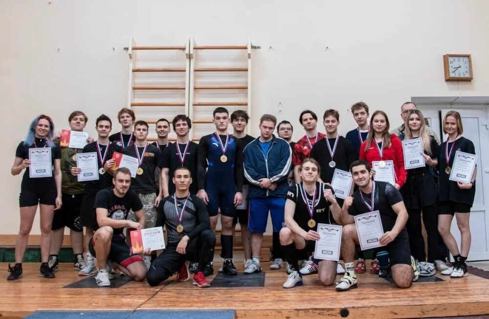 12 декабря в стенах главного здания МГУ прошел межфакультетский лично-командный чемпионат МГУ по тяжелой атлетике — Спорт в Москве