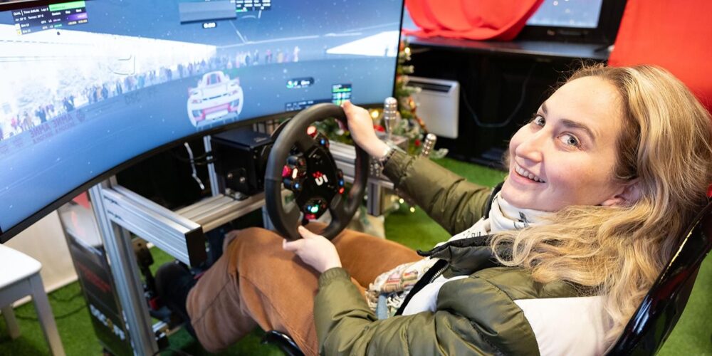 Виртуальные гонки: автосимуляторы на площадках проекта «Зима в Москве» продолжают работу — Спорт в Москве