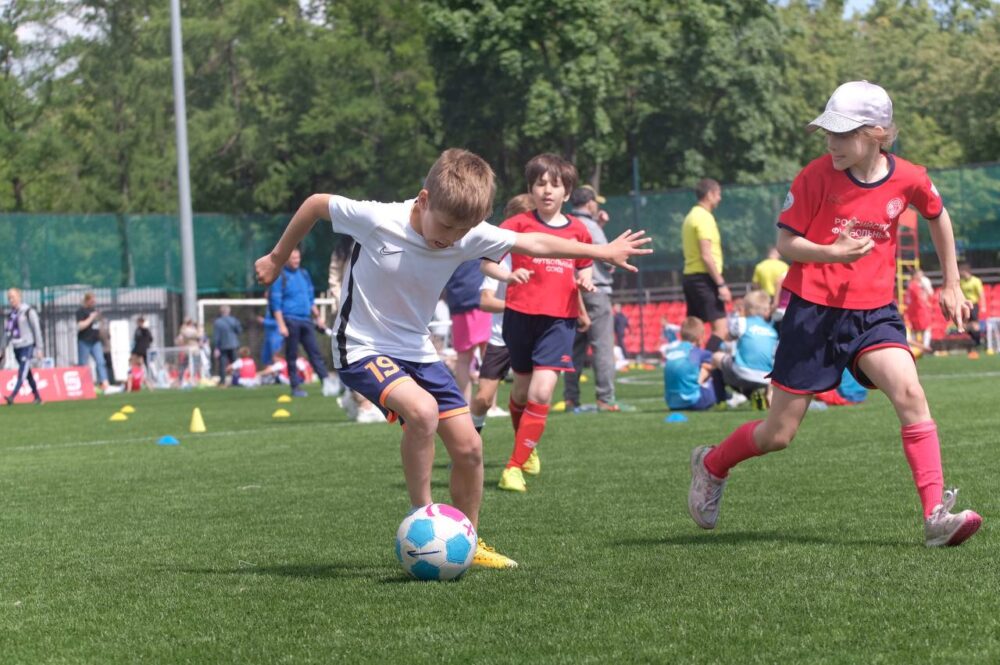 30 школьных команд из Подмосковья приняли участие в фестивале «Урок футбола» в Лужниках