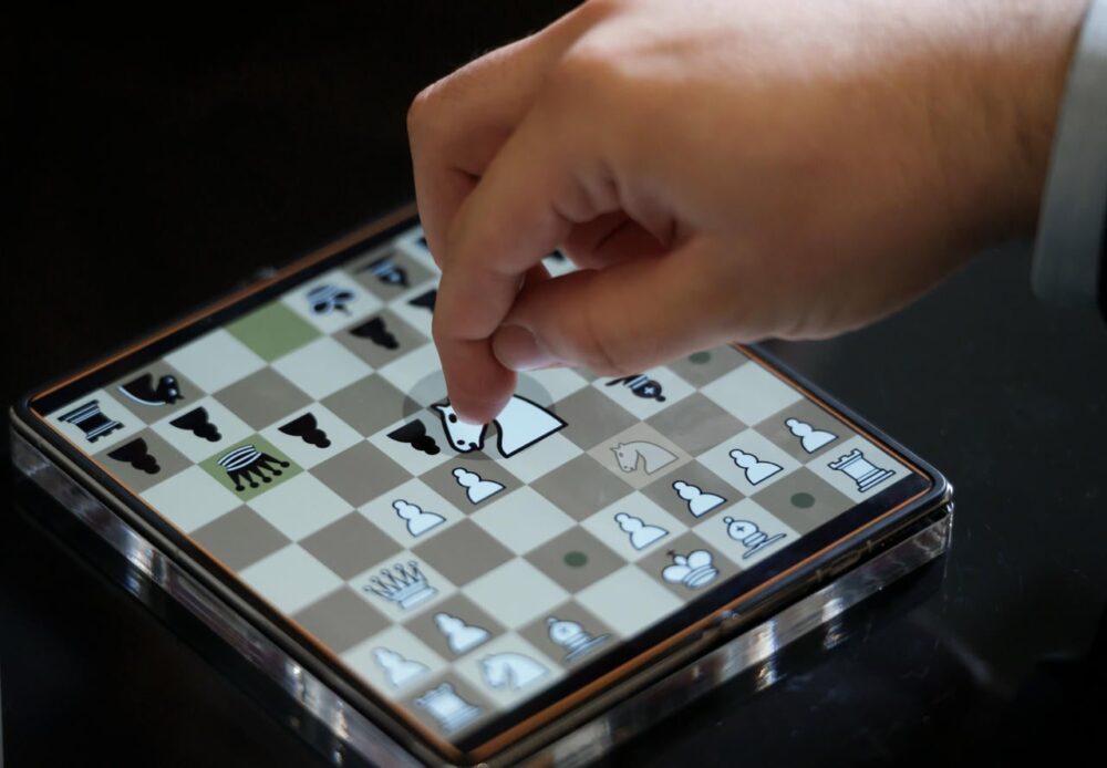 Гроссмейстер Ян Непомнящий одержал победу в первом в мире сеансе одновременной игры в шахматы на смартфонах — Спорт в Москве