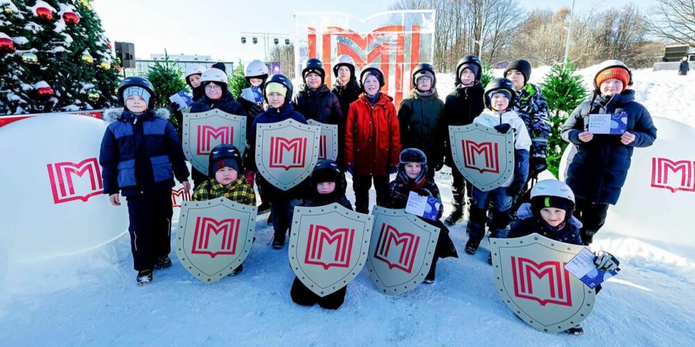 20 команд приняли участие в снежной битве на Воробьевых горах — Спорт в Москве