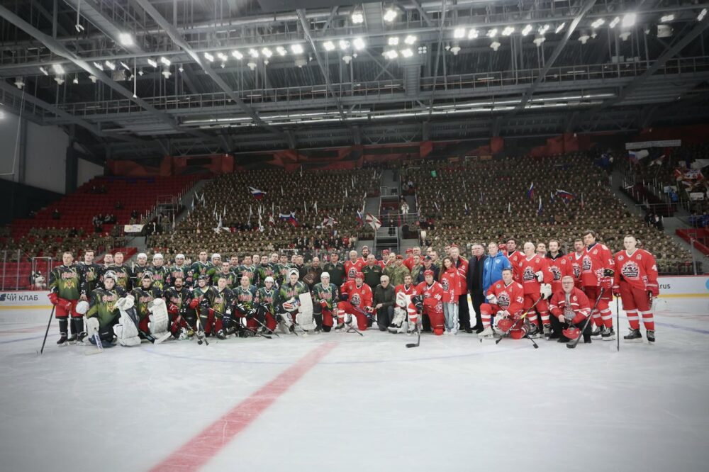 «Легенды хоккея» провели товарищеский матч с военнослужащими дивизии имени Ф.Э. Дзержинского в Балашихе — Спорт в Москве