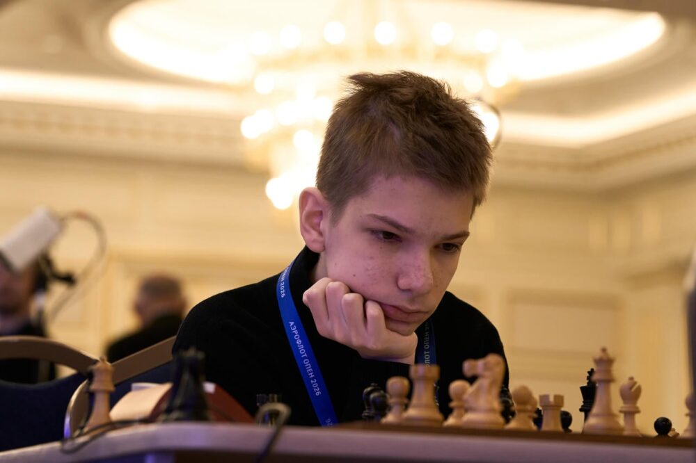 Ян Непомнящий и Лев Зверев захватили лидерство на 