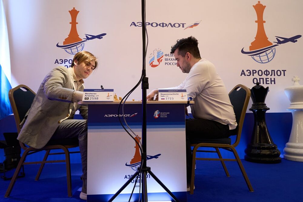 Ян Непомнящий упрочил лидерство на 