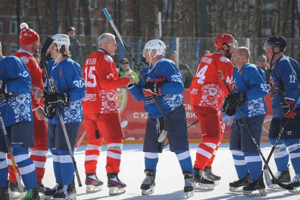 Финал сезона: «Легенды хоккея» провели последнюю зимнюю игру в Лобне — Спорт в Москве