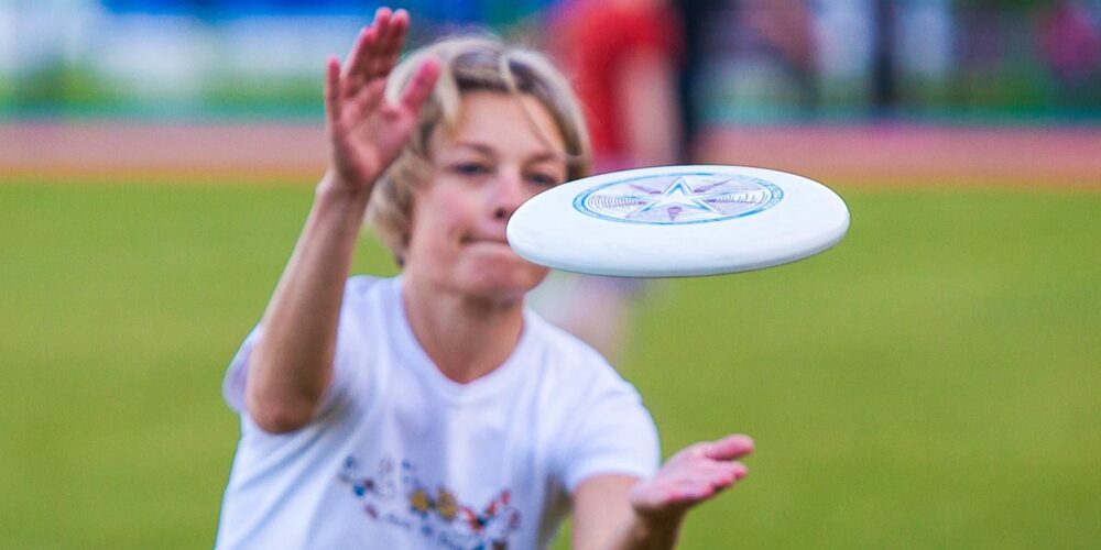 На стадионе в парке «Останкино» проходят открытые тренировки по алтимат-фрисби — Спорт в Москве