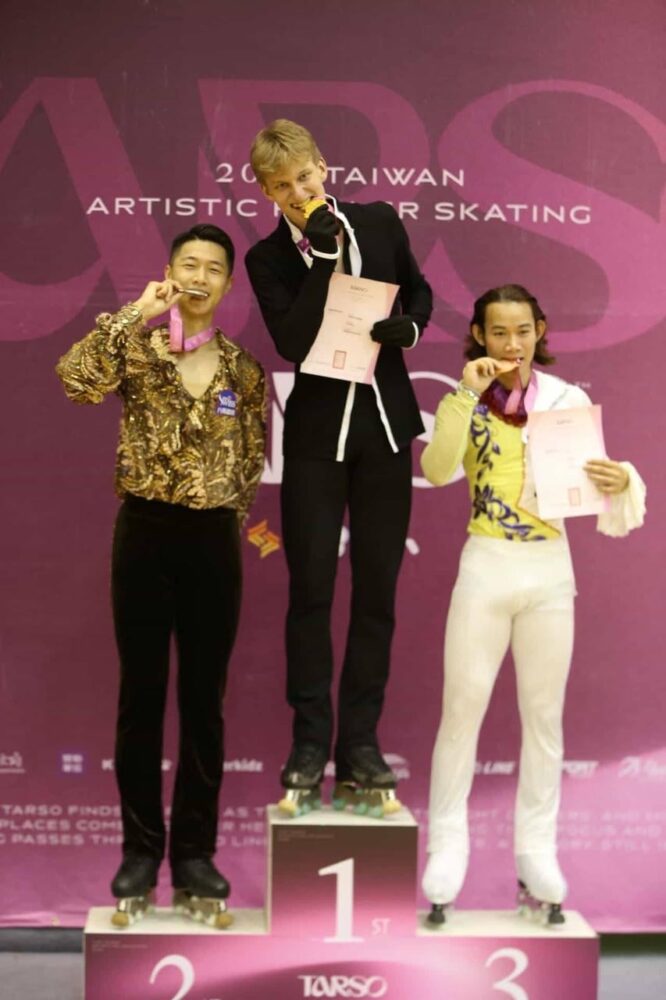 Студент МГУСиТ Егор Томилин принёс «золото» России на международных соревнованиях по фигурному катанию на роликах в Тайване — Спорт в Москве