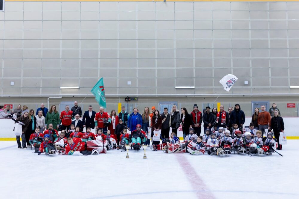 В семейном фестивале «Лёд и гвозди» приняли участие команды по следж-хоккею — Спорт в Москве