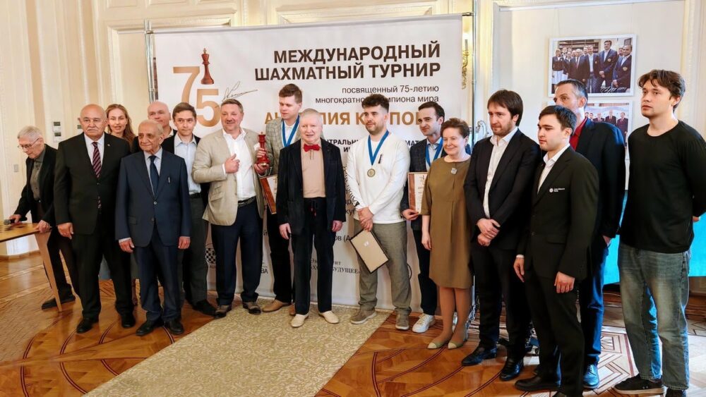 Анатолий Карпов наградил Владислава Артемьева за победу в турнире в честь своего юбилея — Спорт в Москве