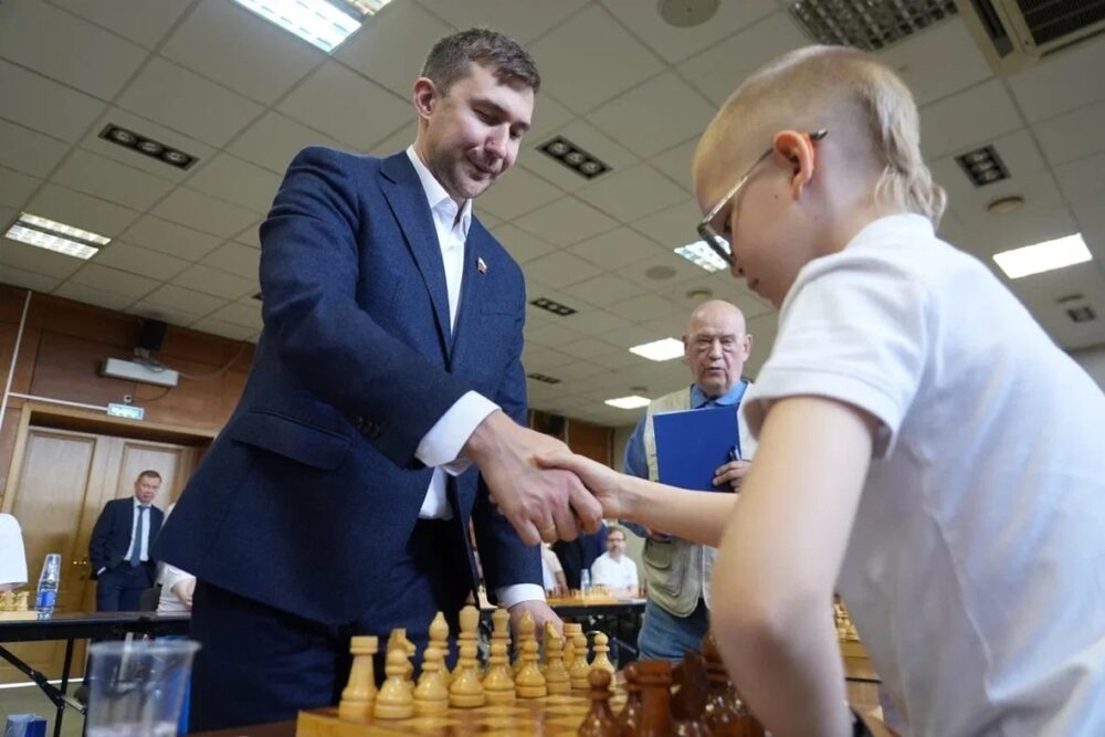Московские шахматисты стали участниками сеанса одновременной игры с гроссмейстером Сергеем Карякиным — Спорт в Москве