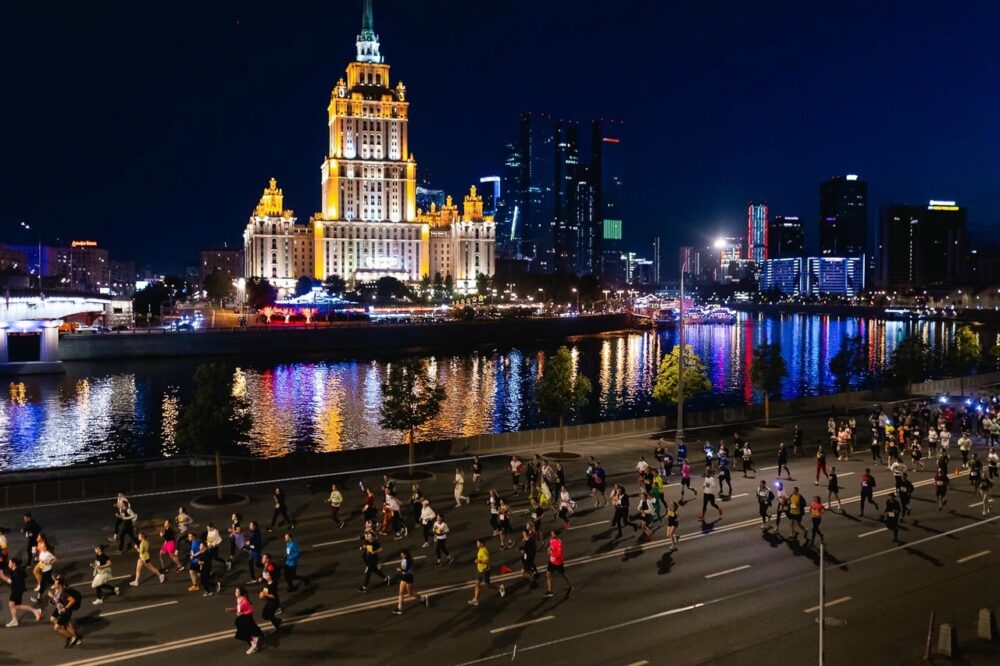 10 км после захода солнца: 20 июня в Москве пройдет Ночной забег — Спорт в Москве