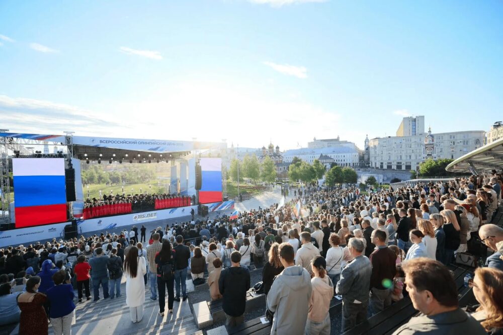 В московском парке «Зарядье» десятки тысяч москвичей и гостей столицы отметили Олимпийский день — Спорт в Москве