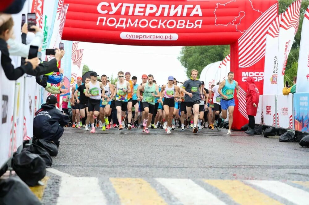 Более 1300 участников вышли на старт Коломенского полумарафона «Летопись Победы-2026» в Подмосковье — Спорт в Москве