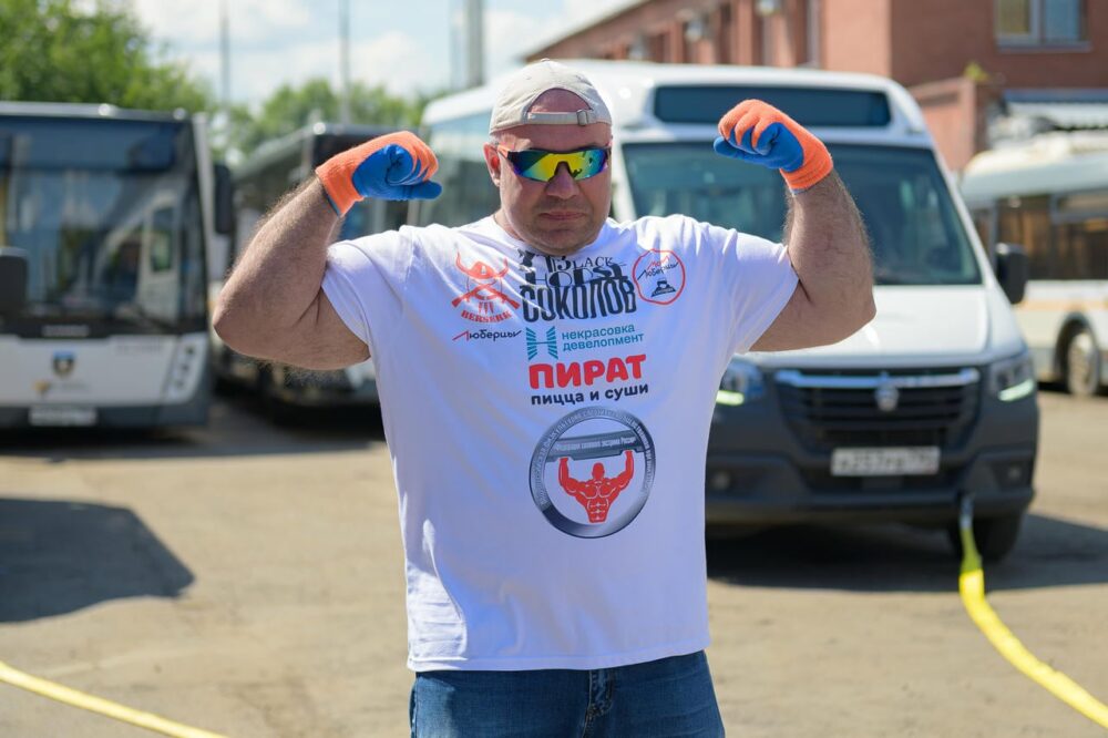 «Русский Халк» из Люберец установил рекорд России, протащив два автобуса c экстрим-номерами — Спорт в Москве