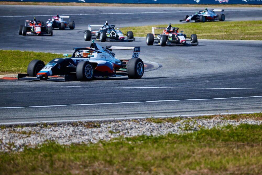 Жаркий сентябрь SMP Formula 4. Пятый и предпоследний этап Чемпионата России прошел на трассе «Крепость Грозная» и порадовал интересными сюжетами. — Спорт в Москве