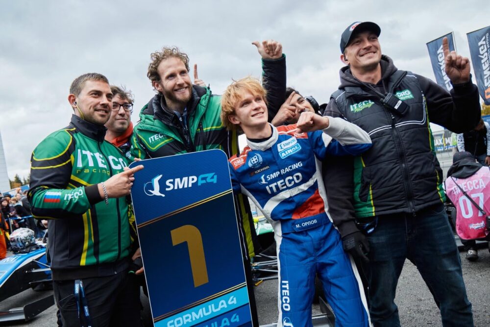 Сквозь дождь и тьму. Финал Чемпионата России SMP Formula 4 подарил невероятную развязку в споре за титулы! — Спорт в Москве