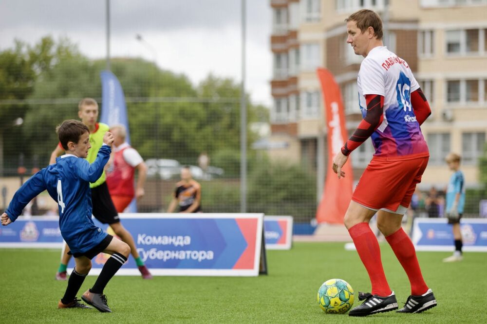 Легенды футбола одерживают победу на стадионе имени Дмитрия Аленичева в Мытищах