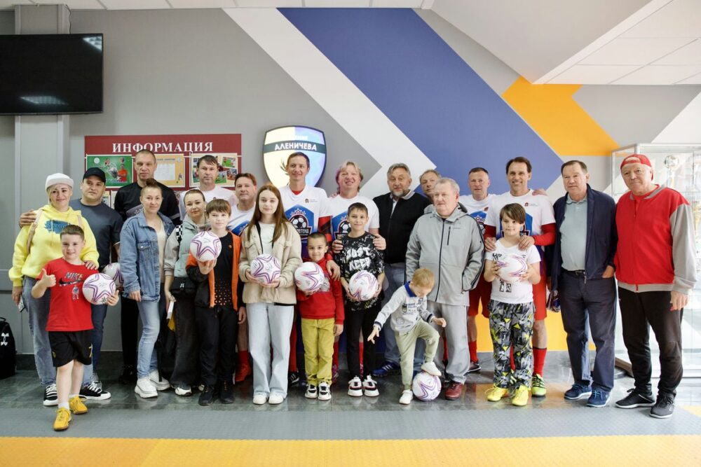 Легенды футбола одерживают победу на стадионе имени Дмитрия Аленичева в Мытищах